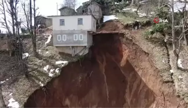 Trabzon'da eriyen kar suları heyelana neden oluyor