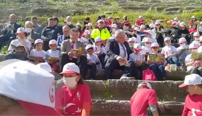 Öğrenciler kitaplarını bu kez antik kentte okudu