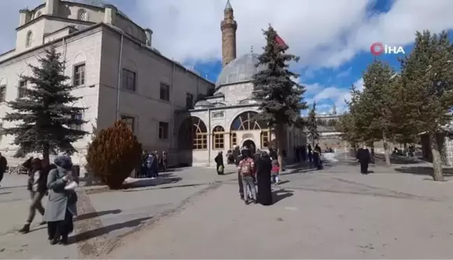 Ramazan öncesi Harakani Türbesi doldu taştı