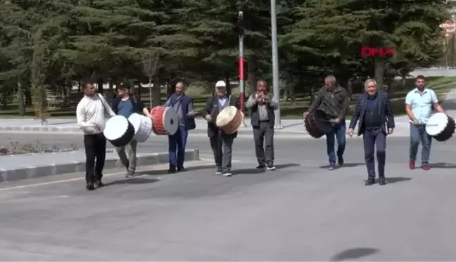 NEVŞEHİR'DE RAMAZAN DAVULCULARI BAHŞİŞLERİN BİR KISIMINI MAHALLEDEKİ OKULLARA BAĞIŞLAYACAK