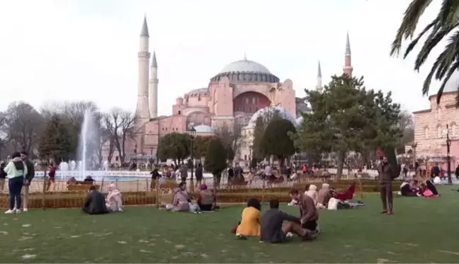 (Drone) Sultanahmet Meydanı, ramazanın ilk iftarı için gelenlerle doldu