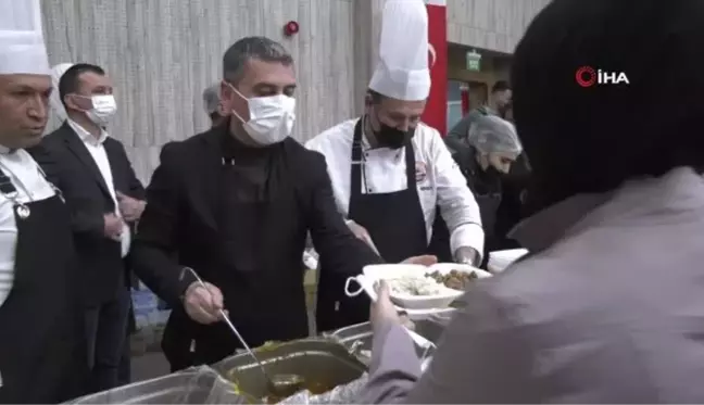 Gölbaşı Belediye Başkanı Ramazan Şimşek vatandaşlara iftar yemeği dağıttı