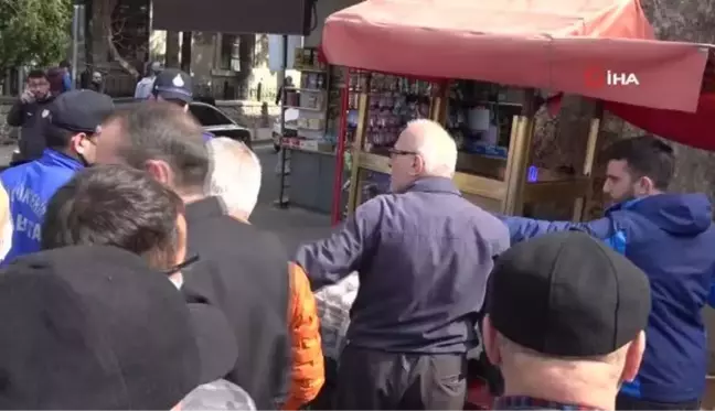 Zabıtanın seyyar satıcıya yaptığı uyarı yanlış anlaşılınca gerginlik çıktı