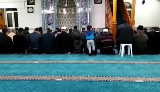 Camide namaz kılan babasının sırtına çıkan çocuğun görüntüsü gülümsetti