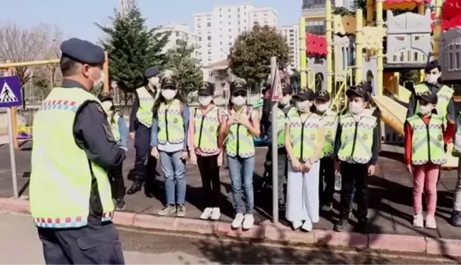 Jandarma, kırsalda yaşayan öğrencilere trafik eğitimi veriyor