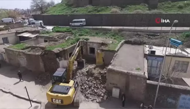 Tarihi Siverek Kalesi'nin eteğindeki kamulaştırılan binaların yıkımına başlandı