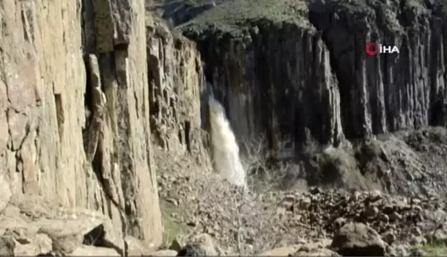 Devasa büyüklükteki kayanın göbeğinden akan şelale, heybeti ve güzelliğiyle ilgi odağı oldu