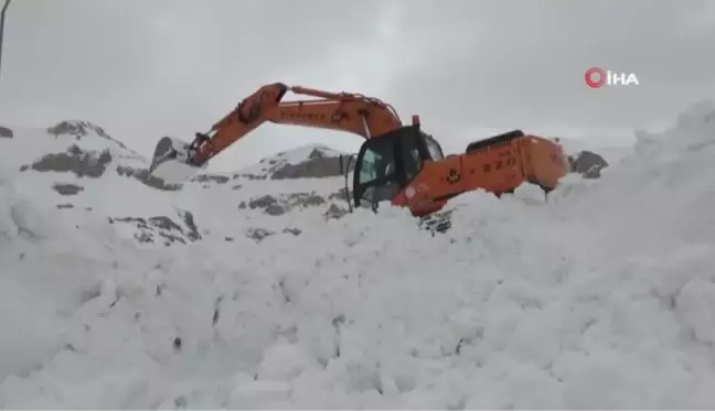 Kar kalınlığı 6 metreyi buldu, ekipler yolu bulmakta güçlük çekiyor