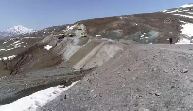 Heyelan nedeniyle köy yolunda ulaşım sağlanamıyor