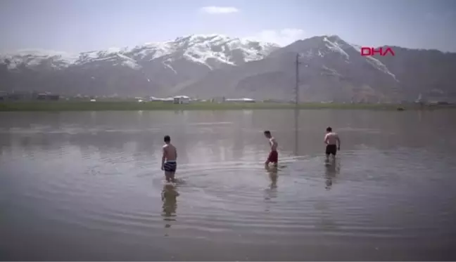 ÇOBANLAR, KARLARIN ERİMESİ İLE OVADA OLUŞAN GÖLDE YÜZDÜ