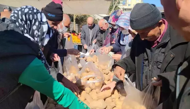 Belediye pazarda tezgah açtı! Fiyatları gören tezgahta ürün bırakmadı