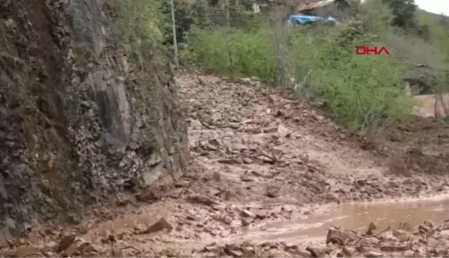 Son dakika haber: TRABZON'DA HEYELAN YOL KAPATTI; O ANLAR KAMERADA