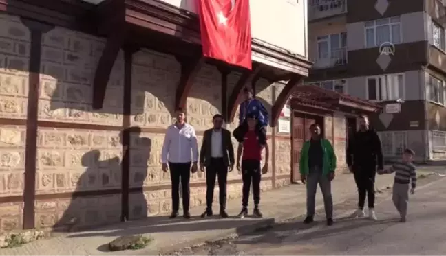 Edirneli başarılı güreşçi, mahallesinde davul zurnayla karşılandı