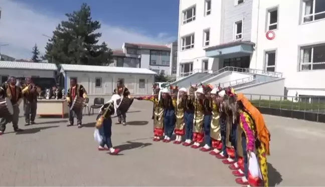 Türkiye 3'üncüsü olan Halk oyunları ekibi ödüllendirildi