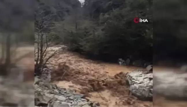 Rize'de eriyen kar suları heyelana neden oldu