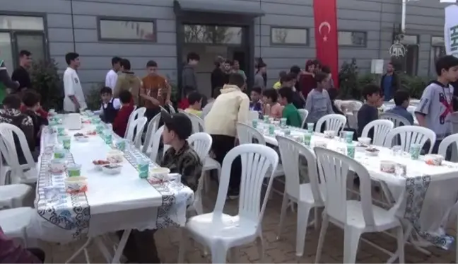 Suriyeli yetim çocuklar iftarda buluştu