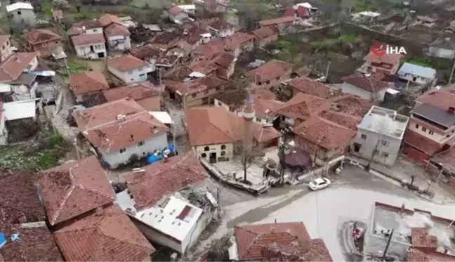 Köylüler kendilerine emanet edilen yüzlerce yıllık sancağa gözü gibi bakıyor