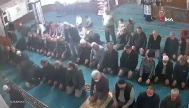 Son dakika 3. sayfa: Camide namaz kılarken hayatını kaybetti...O anlar kameralara yansıdı