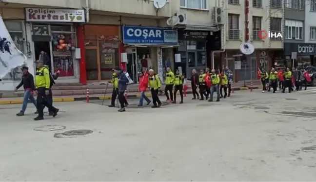 Kardeşlik çağrısını yineleyerek yola çıkan gönüller, 30 bin asker için yürüyor