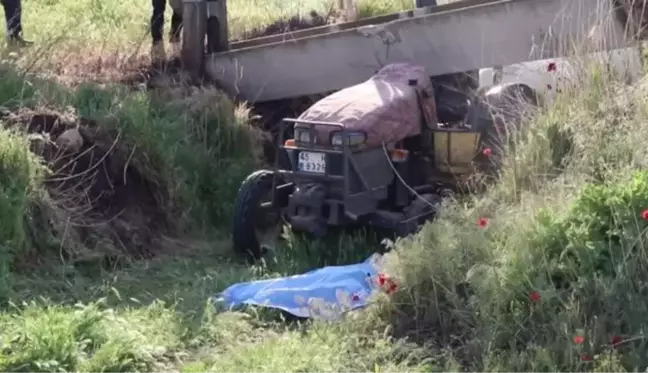 Manisa'da çarptığı kanalet üzerine devrilen traktör sürücüsü hayatını kaybetti