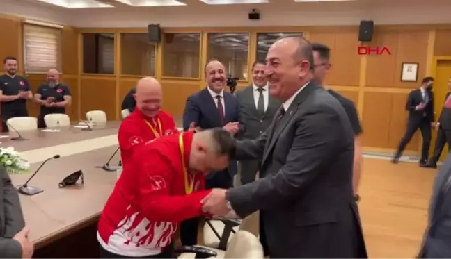 Bakan Çavuşoğlu, özel sporcuları kabul etti