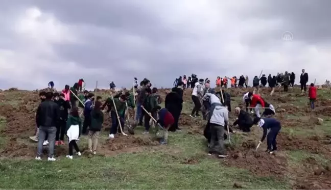 Çubuk'ta çocuklar 23 Nisan'a özel 102 fidanı toprakla buluşturdu