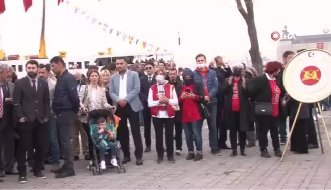 23 Nisan'da Kadıköy'de Atatürk anıtına çelenk sunuldu