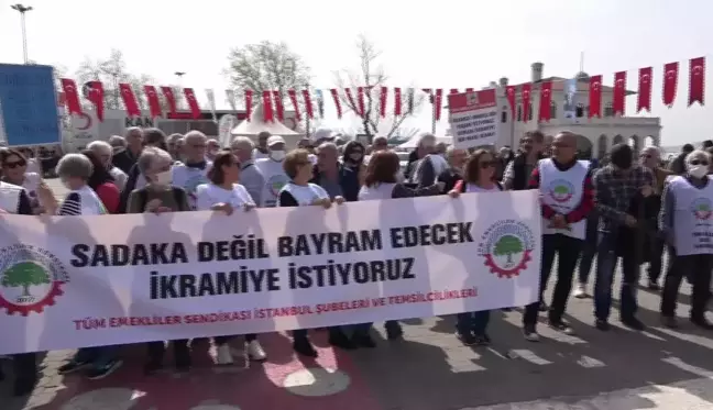 Emekliler, Bayram İkramiyesine Zam Yapılmamasını Kadıköy'de Protesto Etti: 