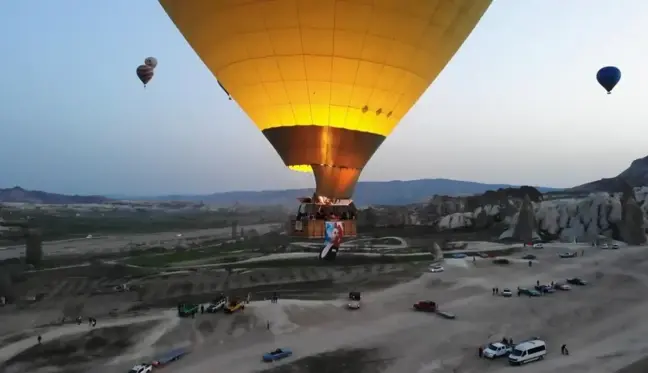 Kapadokya'da balonlar Türk bayrakları ve Atatürk posteri ile uçtu