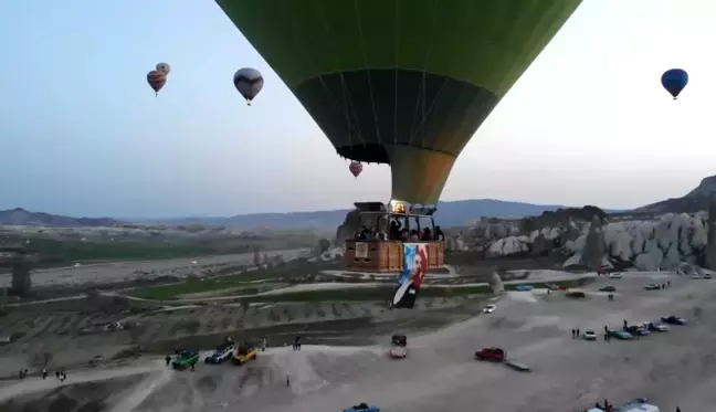 Kapadokya'da balonlar Türk Bayrakları ile havalandı