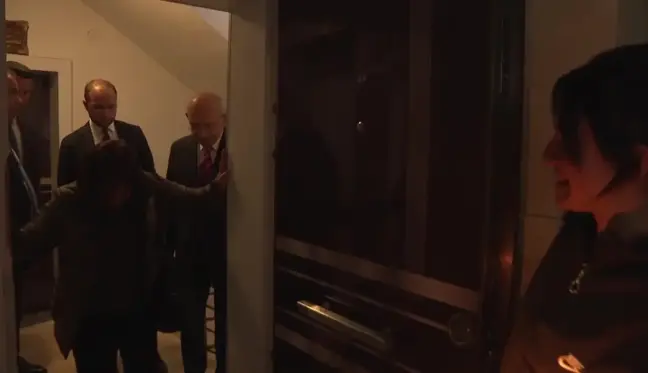 Kılıçdaroğlu'nun 4 Aydır Elektriği Kesik Evinde Ziyaret Ettiği Güllü Demir: