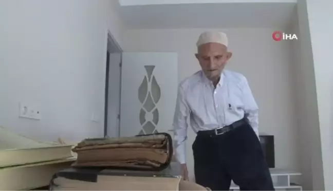 Kur'an'a adanmış 94 yıllık bir ömür... 76 yıl önce hafızlığını tamamlayan Cevat Oğuz, Kur'an-ı Kerim'i elinden düşürmüyor