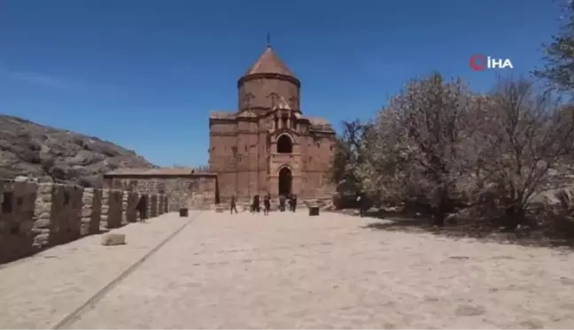 Akdamar Adası'nda ilkbahar güzelliği