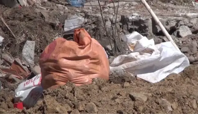 BALIKESİR - İnşaat kazısında çok sayıda içi boş el bombası gövdesi bulundu (2)