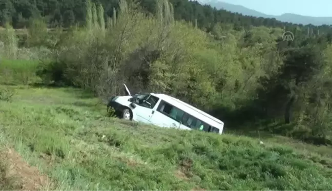 ÇANAKKALE - Şarampole devrilen minibüsteki 6 kişi yaralandı