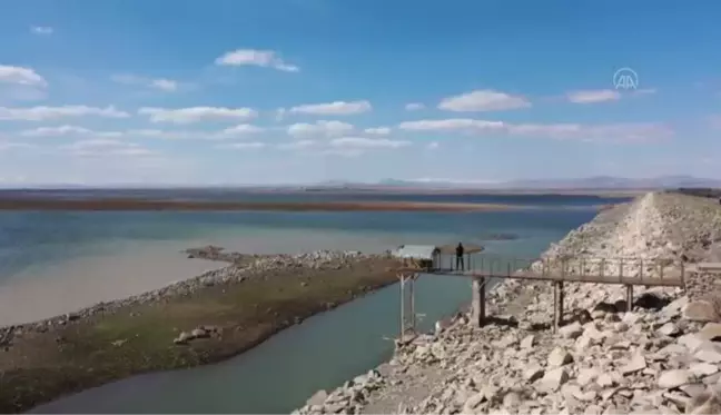 DİYARBAKIR - Kuraklık tehlikesi yaşayan Devegeçidi Baraj Gölü'ne bir başka barajdan su takviyesi