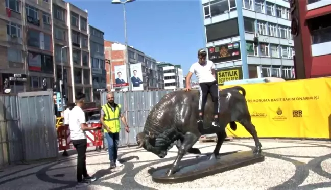 Kadıköy'de, bakıma alınan Boğa Heykeli'nin üzerine çıkıp fotoğraf çektirdi