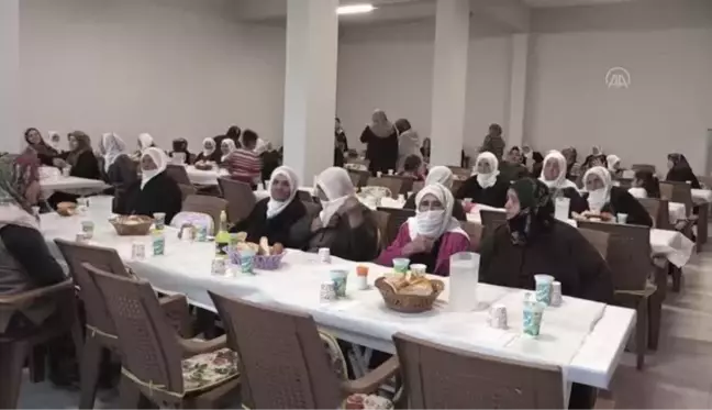 Gurbetçilerin desteğiyle kurulan iftar sofrası mahalle sakinlerini buluşturuyor