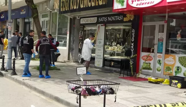 Tuzla'da kuyumcuyu vuran soyguncuların altınlarla kaçış anı kamerada