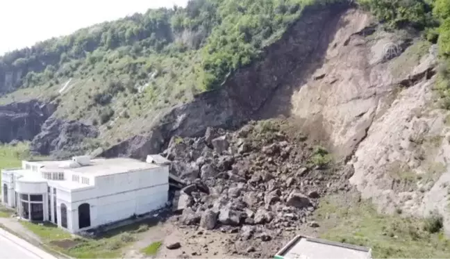 Heyelan nedeniyle iki katlı bina zarar gördü