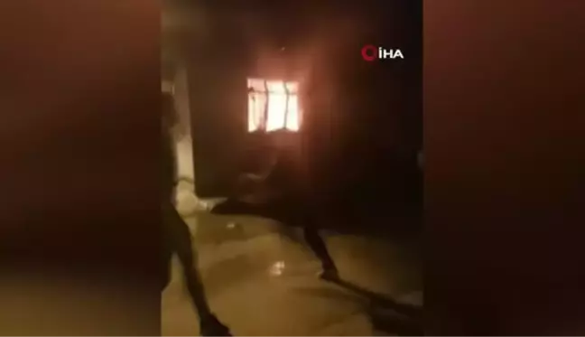 Mahalleli, alevlere teslim olan evi kovalarla su taşıyarak böyle söndürmeye çalıştı