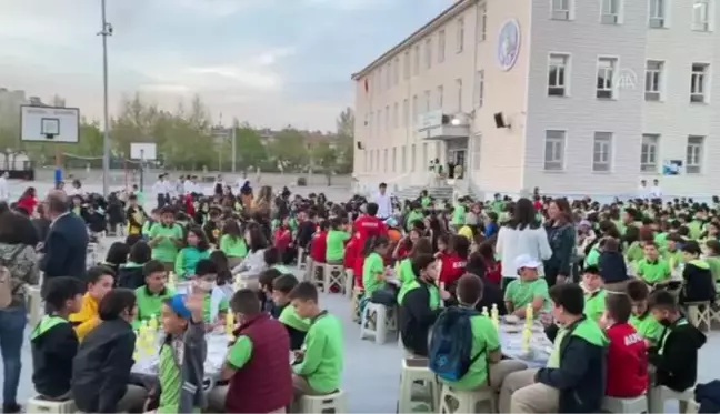 Okulda iftar yapan öğrenciler 