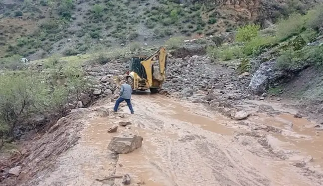 Batman'da sel ve heyelan, köy yollarını ulaşıma kapattı