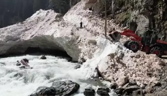 Kaçkar Dağları'ndaki yayla yollarında ekipler bayram öncesi kar mesaisinde