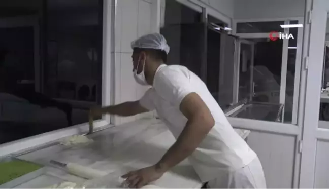 Bayram öncesi 'tatlı' mesai... Erzurum'da tatlıcıların bayram mesaisi çift vardiyaya çıktı