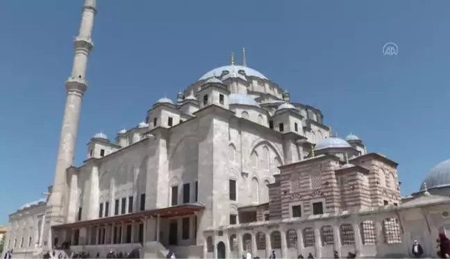 Fatih Camisi'nde ramazanın son cuma namazı kılındı