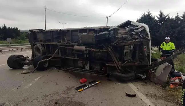 Bursa'da kontrolden çıkan kamyon yan yattı : 1 yaralı