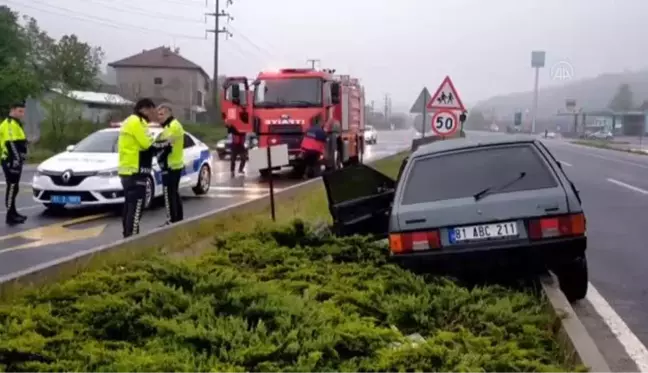 Düzce'de beton bariyerlere çarpan otomobilin sürücüsü ağır yaralandı