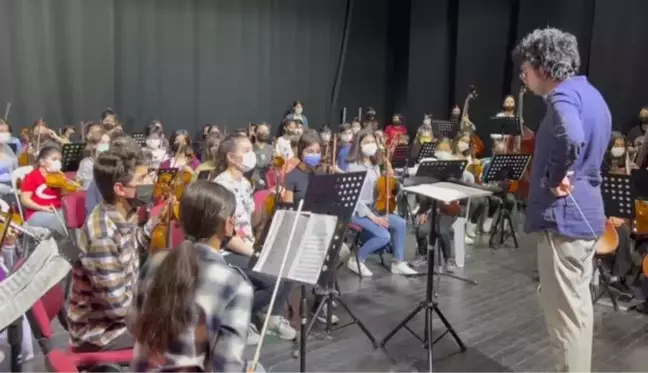 Dar gelirli ailelerin çocuklarını müzikle buluşturan orkestra büyüyor