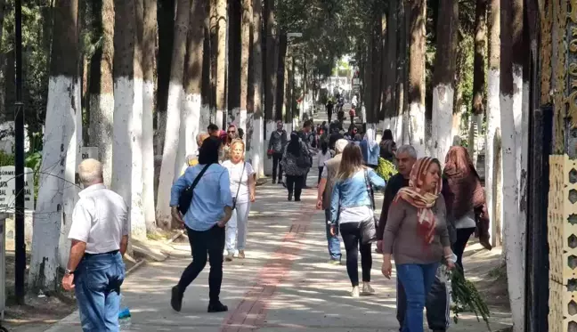 Kuşadası'nda mezarlıklar ziyaretçi akınına uğradı